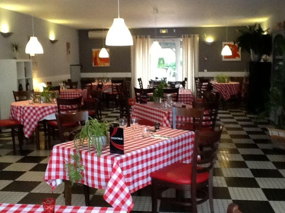 Hotel Restaurant Du Commerce Estang Ngoại thất bức ảnh